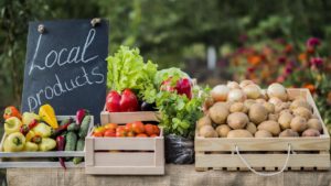 Vers uitgestalde groenten en fruit op een marktstand – een symbool voor gezonde, natuurlijke voeding als basis voor energie, herstel en prestaties in de bokssport.